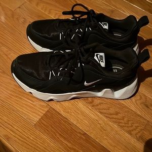 Women’s size 10 Nike walking shoes. Only worn once!